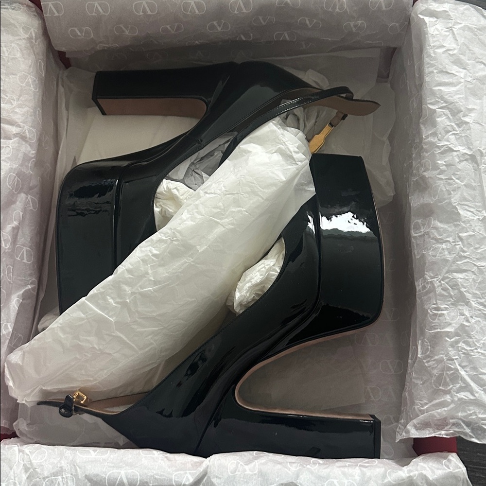 Valentino Garavani Tan-Go 165 Patent Platform Pump size 39.5